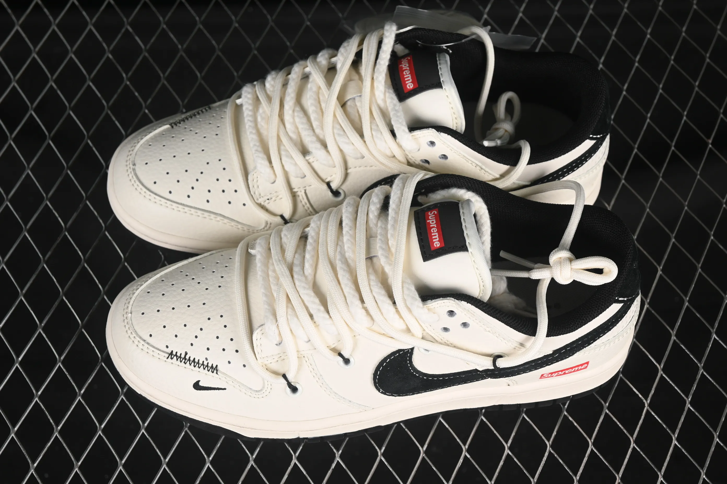 All categories Nk SB Dunk Series Nk SB Dunk Low High-end customized low-top sneakers Nike SB Dunk Low Sup series Strap off-white and black hook Anniversary high-end customized low-top casual sneakers YX5066-282